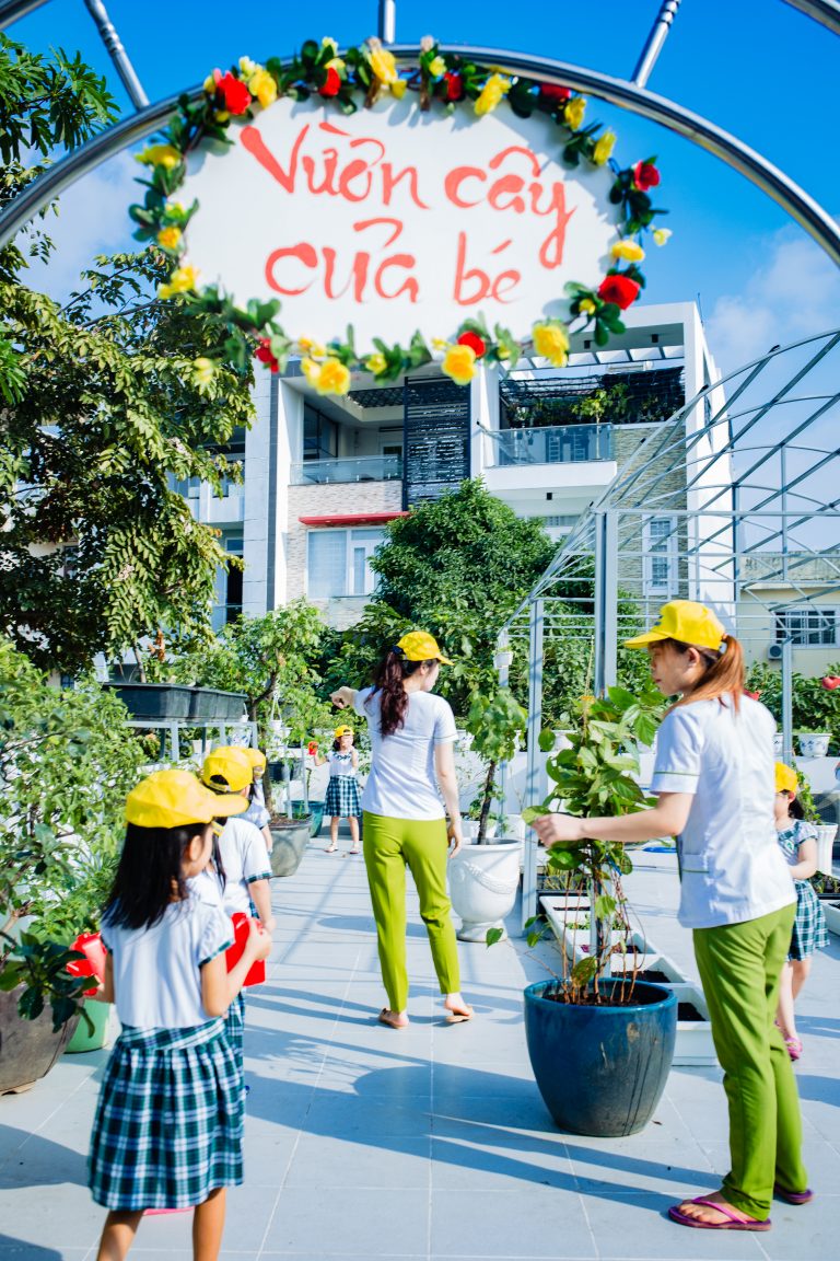 Chăm sóc vườn cây của bé