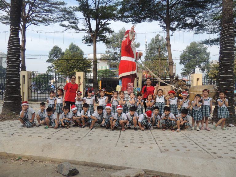 BÉ ĐI NHÀ THỜ