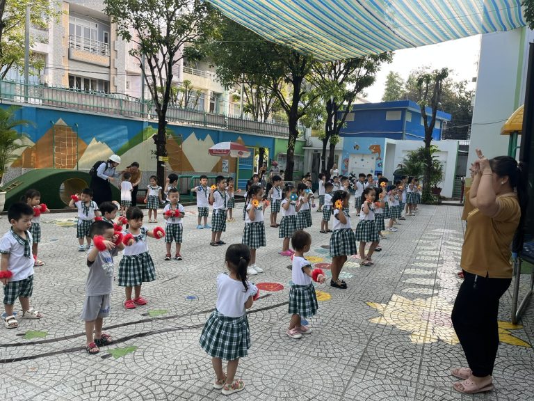 TẬP THỂ DỤC BUỔI SÁNG CỦA BÉ